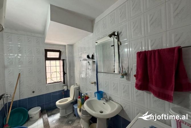 Shtepi ne shitje Apartament ne Tirane, 3+1, Mobilimi E mobiluar, Pagesa 75,000  Euro.