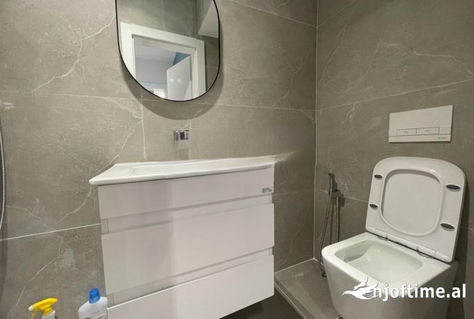 Shtepi ne shitje Papafingo(kati i catise) ne Tirane, 1+1, Mobilimi E mobiluar, Pagesa 89,000  Euro.