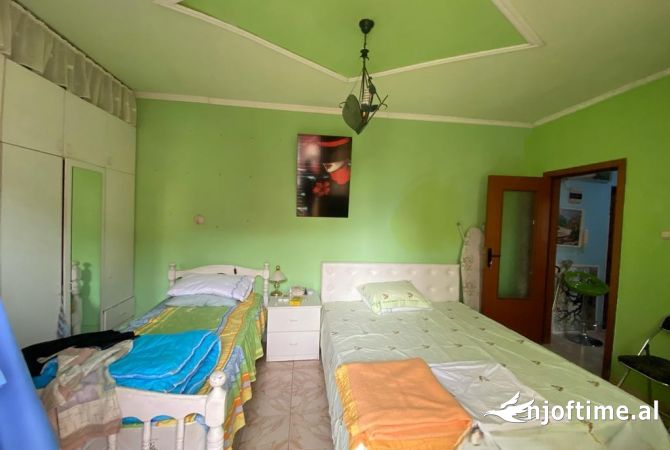 Shtepi ne shitje Apartament ne Tirane, 1+1, Mobilimi Pjeserisht e mobiluar, Pagesa 100,000  Euro.