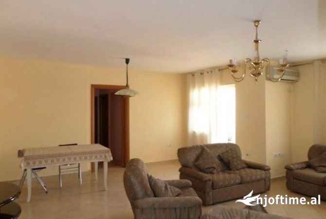 Shtepi me qera 5+1 ne Tirane - 1,000 Euro