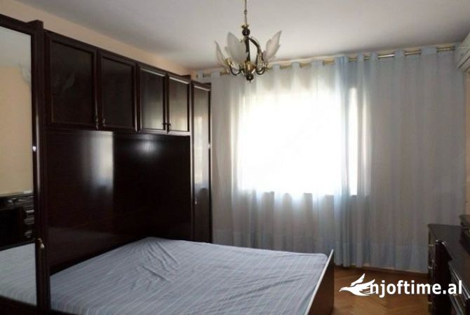 Shtepi me qera 5+1 ne Tirane - 1,000 Euro