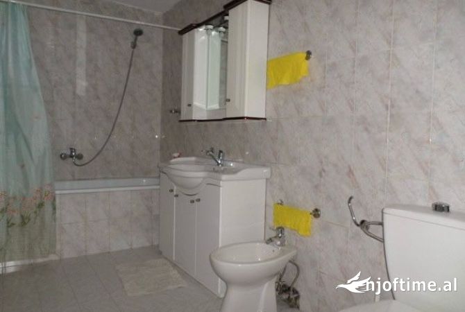 Shtepi me qera Apartament ne Tirane, 2+1, Mobilimi E mobiluar, Pagesa 680  Euro.