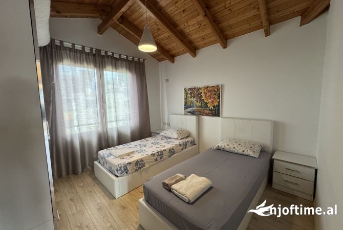 Shtepi me qera Papafingo(kati i catise) ne Tirane, 1+1, Mobilimi E mobiluar, Pagesa 550  Euro.