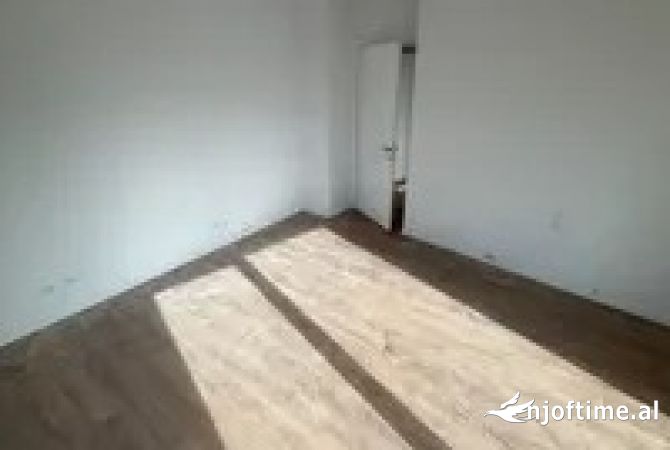 Shtepi me qera Apartament ne Tirane, 3+1, Mobilimi Bosh, pa mobiluar, Pagesa 2,500  Euro.