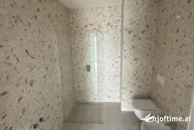 Shtepi me qera Apartament ne Tirane, 3+1, Mobilimi Bosh, pa mobiluar, Pagesa 2,500  Euro.