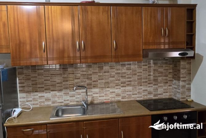 Shtepi me qera Apartament ne Tirane, 2+1, Mobilimi E mobiluar, Pagesa 700  Euro.