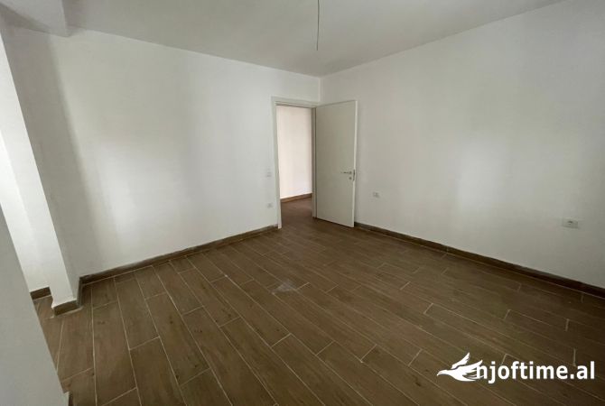 Shtepi ne shitje Apartament ne Tirane, 1+1, Mobilimi Bosh, pa mobiluar, Pagesa 119,374  Euro.
