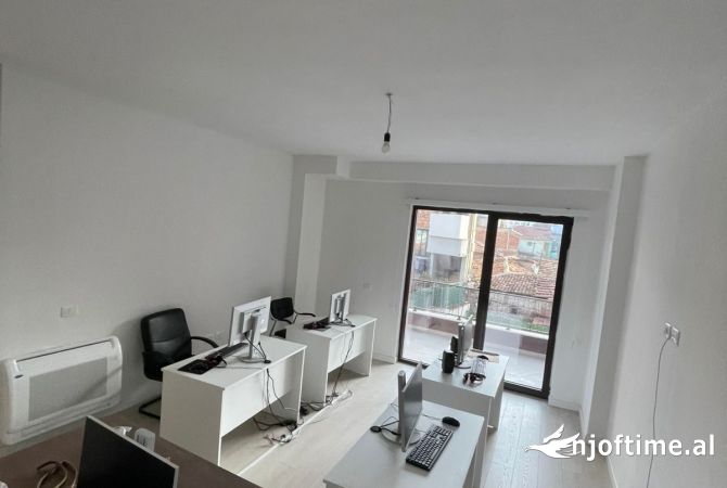 Ambient biznesi me qera 3+1 ne Tirane - 750 Euro