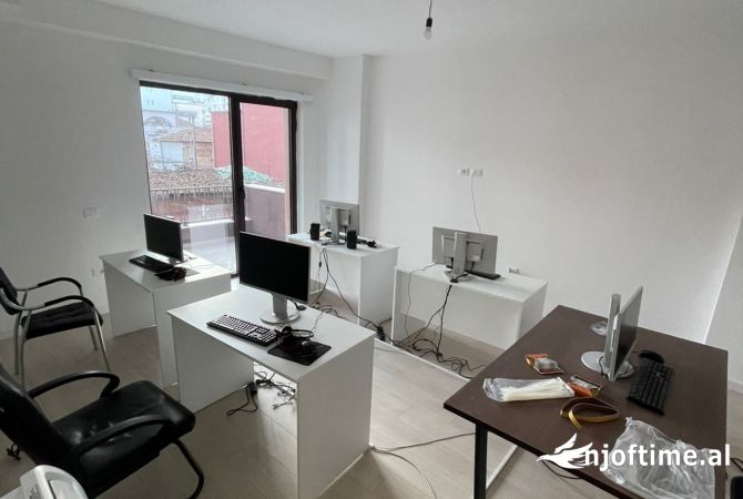 Ambient biznesi me qera 3+1 ne Tirane - 750 Euro