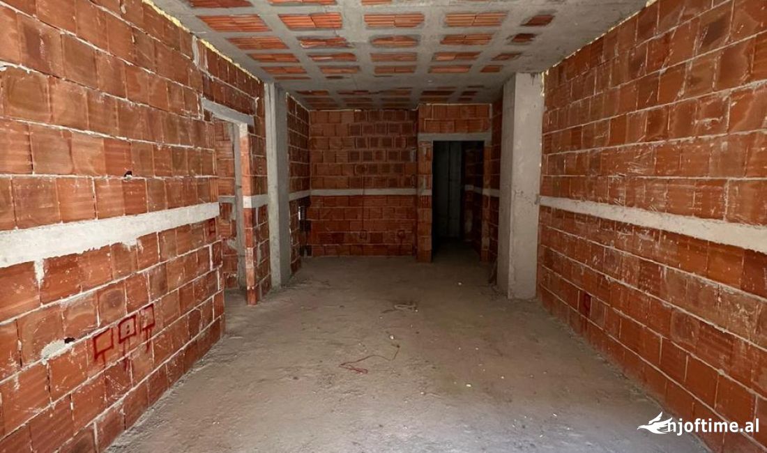 Shtepi ne shitje Apartament ne Tirane, 1+1, Mobilimi Bosh, pa mobiluar, Pagesa 127,000  Euro.