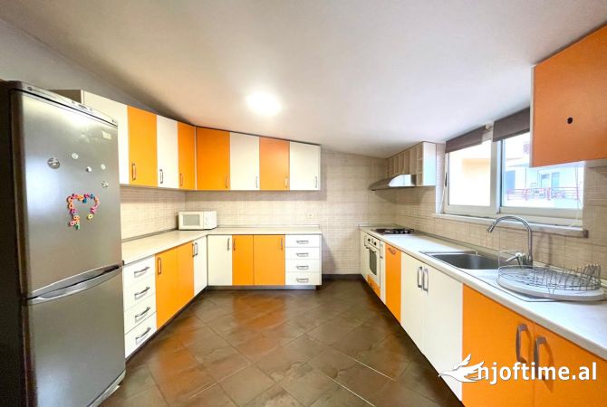 Shtepi me qera Apartament ne Tirane, 4+1, Mobilimi E mobiluar, Pagesa 1,200  Euro.