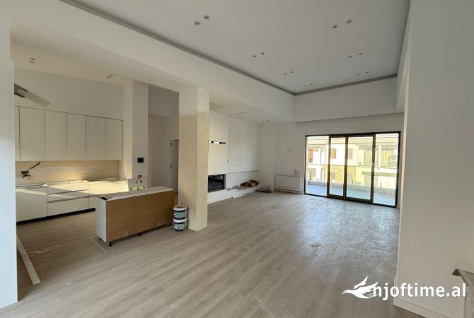 Shtepi ne shitje Penthose(kati i fundit panoramik) ne Tirane, 3+1, Mobilimi Pjeserisht e mobiluar, Pagesa 430,000  Euro.