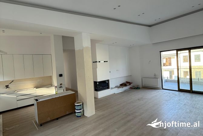 Shtepi ne shitje Penthose(kati i fundit panoramik) ne Tirane, 3+1, Mobilimi Pjeserisht e mobiluar, Pagesa 430,000  Euro.