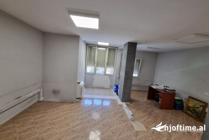 Ambient biznesi me qera 3+1 ne Tirane - 499 Euro