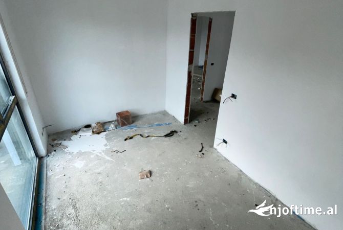 Shtepi ne shitje Apartament ne Tirane, 2+1, Mobilimi Bosh, pa mobiluar, Pagesa 141,000  Euro.