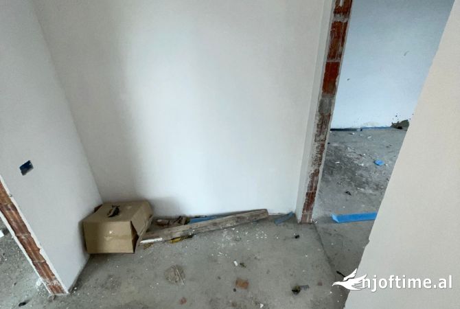 Shtepi ne shitje Apartament ne Tirane, 2+1, Mobilimi Bosh, pa mobiluar, Pagesa 141,000  Euro.