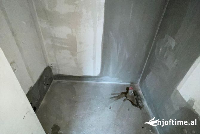 Shtepi ne shitje Apartament ne Tirane, 2+1, Mobilimi Bosh, pa mobiluar, Pagesa 141,000  Euro.