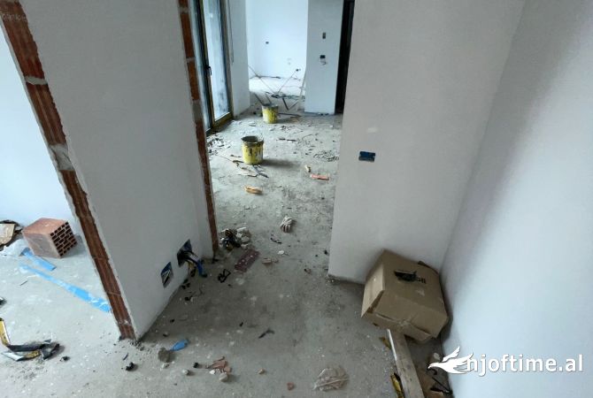 Shtepi ne shitje Apartament ne Tirane, 2+1, Mobilimi Bosh, pa mobiluar, Pagesa 141,000  Euro.