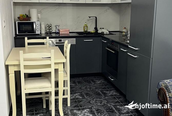 Shtepi me qera Apartament ne Tirane, 2+1, Mobilimi E mobiluar, Pagesa 500  Euro.