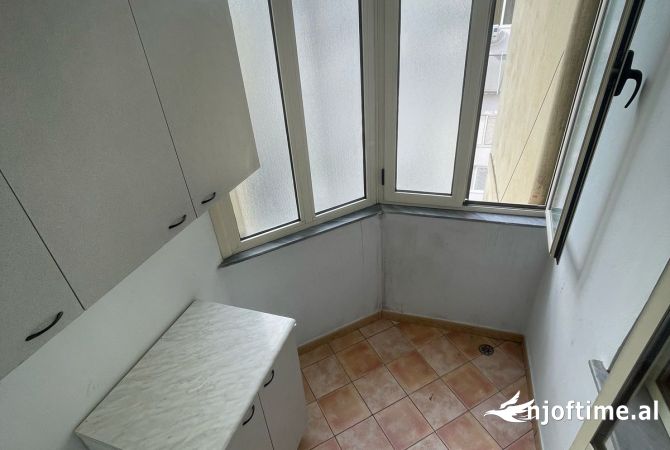 Shtepi ne shitje Apartament ne Tirane, 3+1, Mobilimi Bosh, pa mobiluar, Pagesa 304,540  Euro.