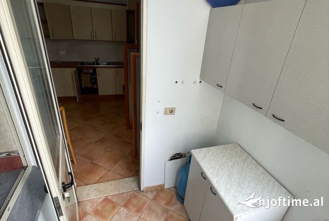 Shtepi ne shitje Apartament ne Tirane, 3+1, Mobilimi Bosh, pa mobiluar, Pagesa 304,540  Euro.