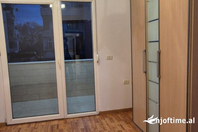Shtepi me qera Apartament ne Tirane, 3+1, Mobilimi E mobiluar, Pagesa 1,099  Euro.