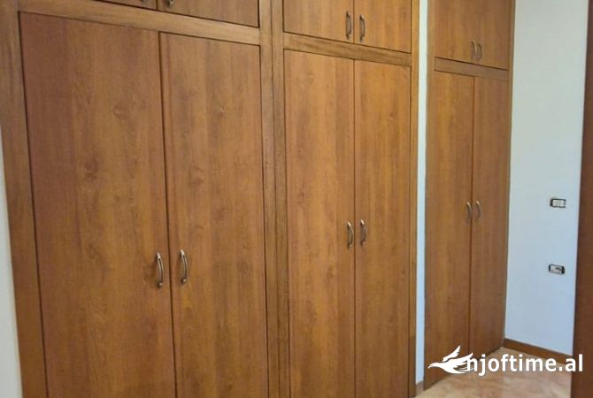 Shtepi me qera Apartament ne Tirane, 3+1, Mobilimi E mobiluar, Pagesa 1,099  Euro.