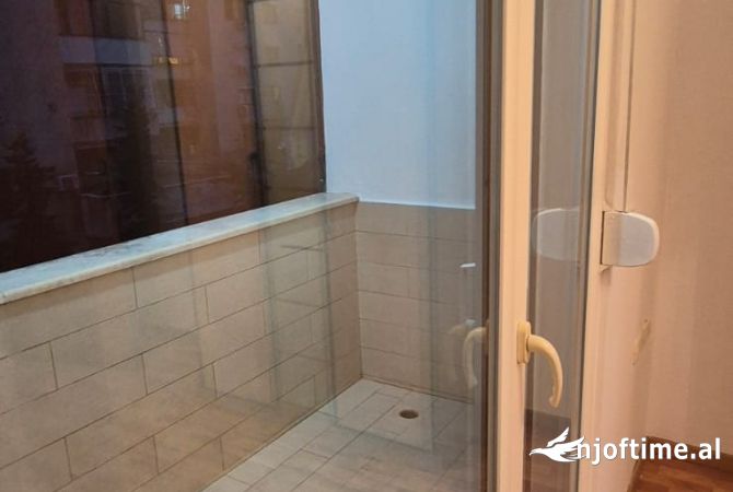 Shtepi me qera Apartament ne Tirane, 3+1, Mobilimi E mobiluar, Pagesa 1,099  Euro.