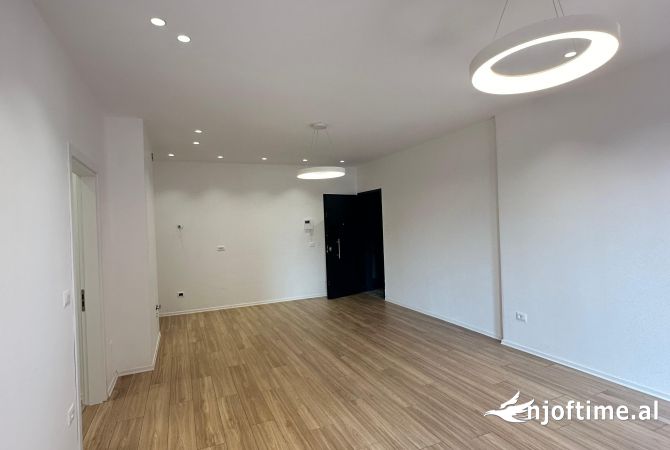 Shtepi me qera Apartament ne Tirane, 3+1, Mobilimi Bosh, pa mobiluar, Pagesa 1,600  Euro.