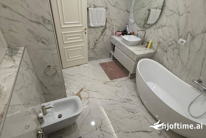 Shtepi ne shitje Apartament ne Tirane, 3+1, Mobilimi E mobiluar, Pagesa 360,000  Euro.
