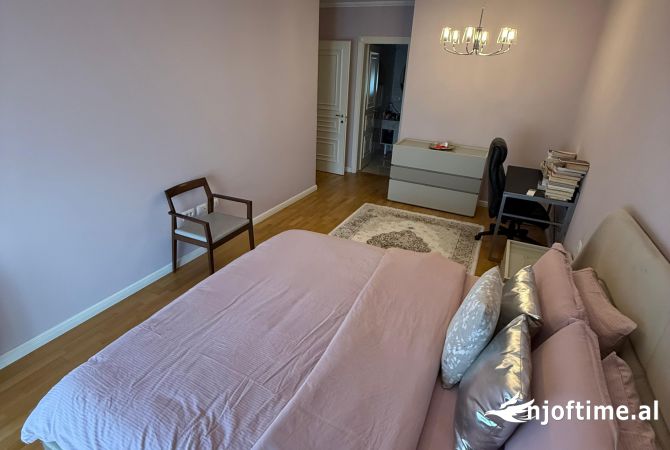 Shtepi ne shitje Apartament ne Tirane, 3+1, Mobilimi E mobiluar, Pagesa 360,000  Euro.