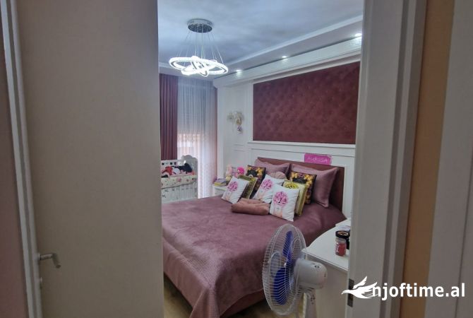 Shtepi ne shitje Apartament ne Tirane, 1+1, Mobilimi E mobiluar, Pagesa 175,000  Euro.