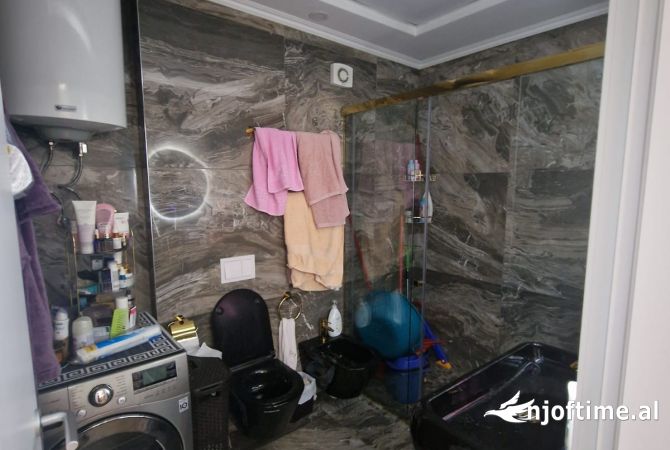 Shtepi ne shitje Apartament ne Tirane, 1+1, Mobilimi E mobiluar, Pagesa 175,000  Euro.