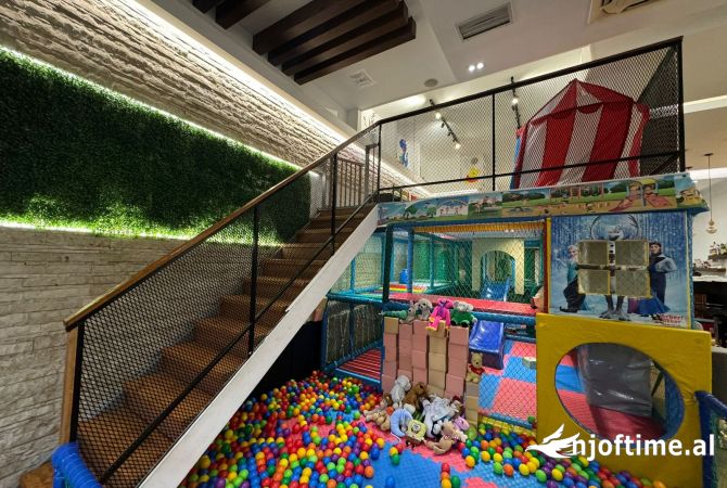 Ambient biznesi me qera 2+1 ne Tirane - 1,200 Euro