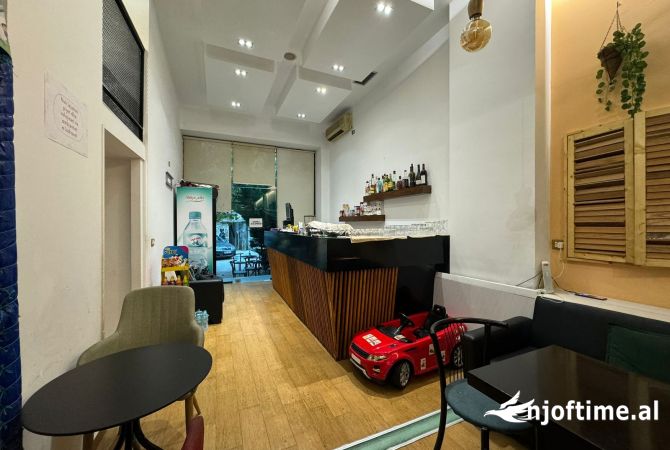 Ambient biznesi me qera 2+1 ne Tirane - 1,200 Euro