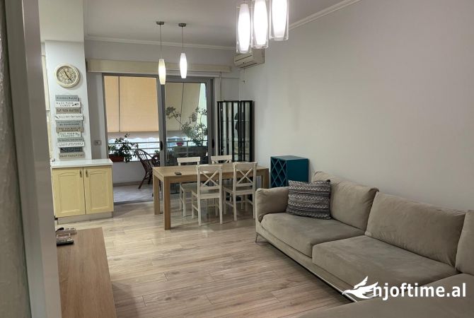 Shtepi me qera Apartament ne Tirane, 2+1, Mobilimi E mobiluar, Pagesa 850  Euro.