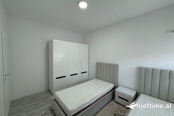 Shtepi ne shitje Apartament ne Tirane, 3+1, Mobilimi E mobiluar, Pagesa 349,999  Euro.