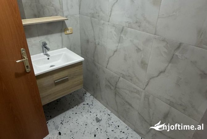 Shtepi me qera Apartament ne Tirane, 3+1, Mobilimi Bosh, pa mobiluar, Pagesa 700  Euro.