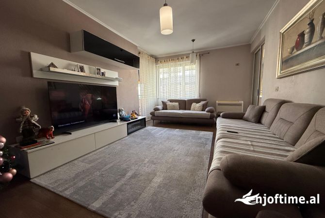Shtepi ne shitje Apartament ne Tirane, 3+1, Mobilimi E mobiluar, Pagesa 310,000  Euro.
