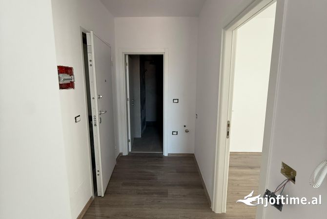 Shtepi ne shitje Apartament ne Tirane, 1+1, Mobilimi Bosh, pa mobiluar, Pagesa 135,000  Euro.