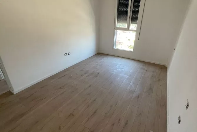 Shtepi me qera Apartament ne Tirane, 2+1, Mobilimi Bosh, pa mobiluar, Pagesa 600  Euro.