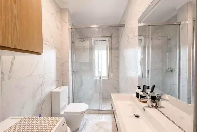 Shtepi ne shitje Apartament ne Tirane, 3+1, Mobilimi Pjeserisht e mobiluar, Pagesa 250,000  Euro.