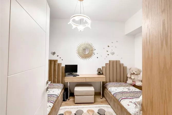 Shtepi ne shitje Apartament ne Tirane, 3+1, Mobilimi Pjeserisht e mobiluar, Pagesa 250,000  Euro.