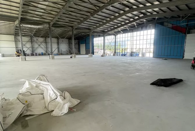 Ambiente Commerciale in Affitto 4+1 a Tirana - 7,000 Euro