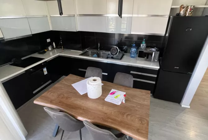 Shtepi ne shitje Apartament ne Tirane, 3+1, Mobilimi E mobiluar, Pagesa 146,500  Euro.