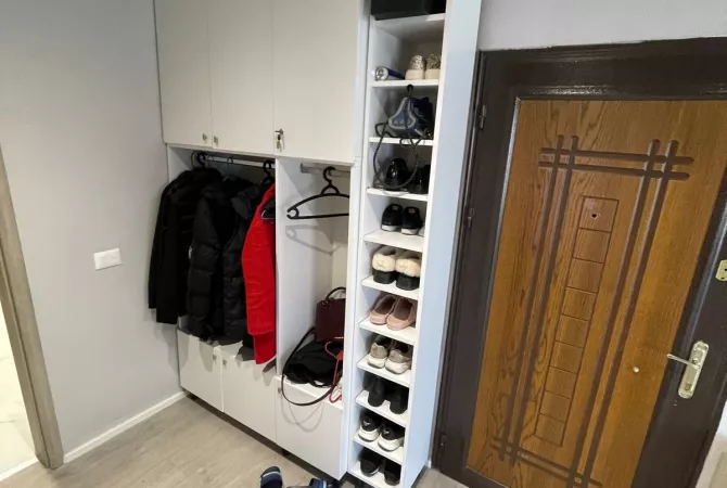 Shtepi ne shitje Apartament ne Tirane, 3+1, Mobilimi E mobiluar, Pagesa 146,500  Euro.