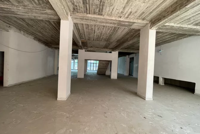 Ambiente Commerciale in Affitto 1+1 a Tirana - 14,000 Euro