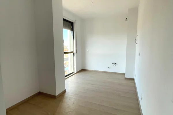Shtepi ne shitje Apartament ne Tirane, 2+1, Mobilimi Bosh, pa mobiluar, Pagesa 152,750  Euro.