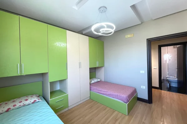 Shtepi ne shitje Apartament ne Tirane, 2+1, Mobilimi E mobiluar, Pagesa 157,000  Euro.