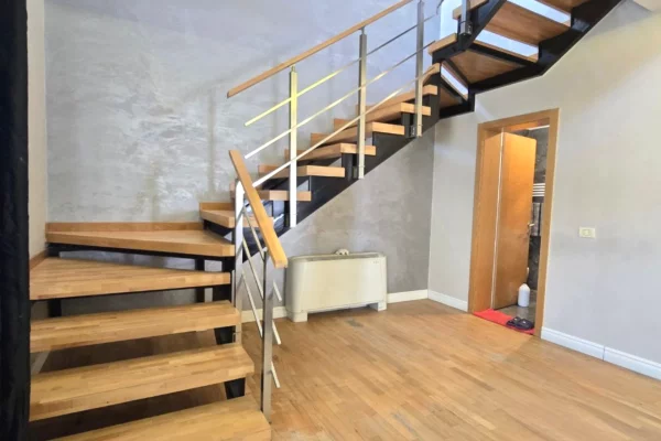 Shtepi me qera Vila Luksoze ne Tirane, 3+1, Mobilimi E mobiluar, Pagesa 999  Euro.